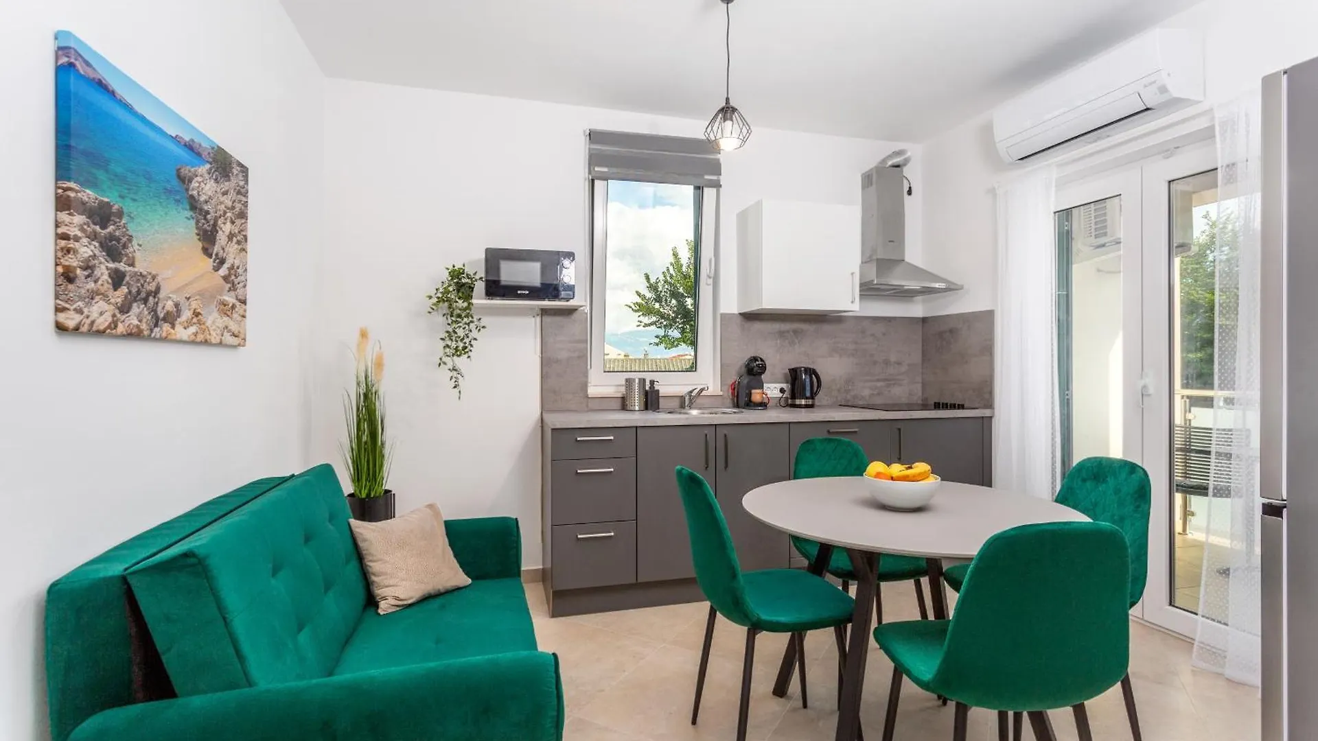 Divine Apartments Baska